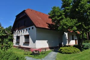 un edificio con una mesa y sillas delante de él en Széchenyi Vadászház, en Őriszentpéter