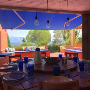 un tavolo con bicchieri blu su un patio di Villa with swimming pool and tennis/basketball court a Theológos