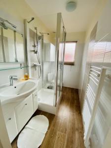 ビスカロッスにあるA1 RÉSIDENCE LES PALOMBES -035の白いバスルーム(シャワー、シンク付)
