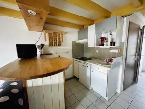 ビスカロッスにある24 RÉSIDENCE LE CHARDON BLEU -038のキッチン(木製テーブル、冷蔵庫付)