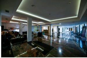 Habitación grande con vestíbulo con gente. en MONA RELAX, en Vrnjačka Banja 23 fotos más