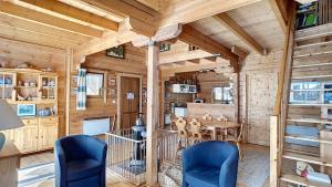 une salle à manger avec une table et des chaises dans une cabine dans l'établissement Chalet chaleureux - 9 personnes - 3km des pistes - proche Morzine - Iaorana, à Saint-Jean-dʼAulps
