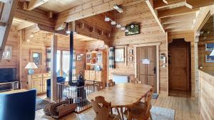 une cabine en bois avec une table en bois dans une chambre dans l'établissement Chalet chaleureux - 9 personnes - 3km des pistes - proche Morzine - Iaorana, à Saint-Jean-dʼAulps