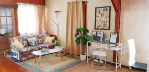 Зона вітальні в WOODY Pt - AMAZING 1970's SHARE HOUSE BY THE SEA-3 rooms available!
