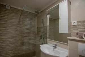 Koupelna v ubytování Apartmani Ante 2 + 12 fotografií
