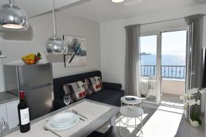 eine Küche und ein Wohnzimmer mit Meerblick in der Unterkunft Villa NEDE 2 in Podgora