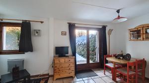 Μια τηλεόραση ή/και κέντρο ψυχαγωγίας στο APPARTEMENT MONTRIOND - PROCHE MORZINE - PROCHE PISTES DE SKI - Orée de Morzine 6C