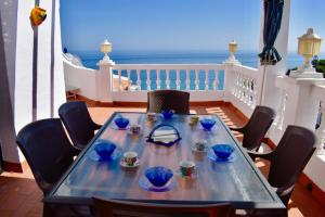 ネルハにあるLadera Pasillo Andaluzの海の景色を望むバルコニー(テーブル付)