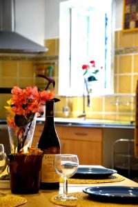 ヴィルフランシュ・シュル・メールにあるLe vogueのワイン1本とグラス1杯付きのテーブル