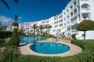 hotel z basenem przed budynkiem w obiekcie Edf. Stella Maris P4 1ºB w mieście Nerja