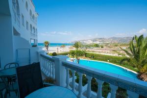 widok na plażę z balkonu hotelu w obiekcie Edf. Stella Maris P4 1ºB w mieście Nerja