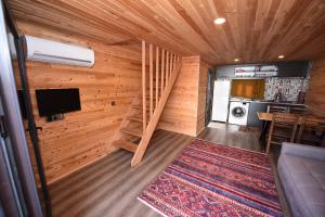 TV a/nebo společenská místnost v ubytování İRBEÇ APART & BUNGALOW