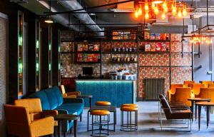 ein Restaurant mit Stühlen und Tischen sowie eine Bar in der Unterkunft New Road Hotel in London