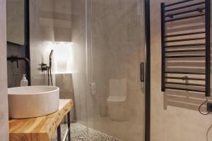 Apartamentos Bahia San Lorenzo في خيخون: حمام مع حوض استحمام ودش مع حوض