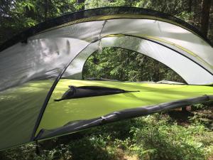 una tenda nel bosco con la porta aperta di Baumzelt im Wald a Regen