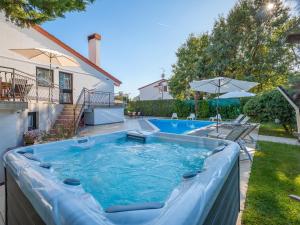 Bazén v ubytování Villa Martimar with pool and hot tub in Istria nebo v jeho okolí