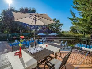 Balkón nebo terasa v ubytování Villa Martimar with pool and hot tub in Istria