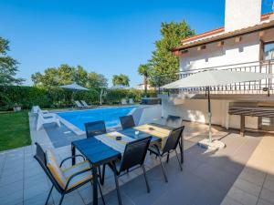 Bazén v ubytování Villa Martimar with pool and hot tub in Istria nebo v jeho okolí
