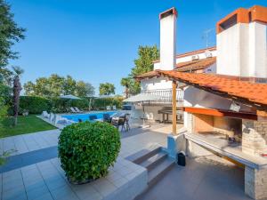 Bazén v ubytování Villa Martimar with pool and hot tub in Istria nebo v jeho okolí