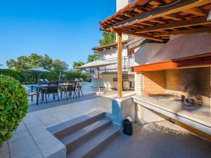 Balkón nebo terasa v ubytování Villa Martimar with pool and hot tub in Istria