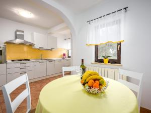 Kuchyň nebo kuchyňský kout v ubytování Villa Martimar with pool and hot tub in Istria