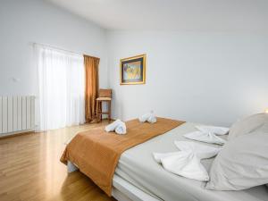 Postel nebo postele na pokoji v ubytování Villa Martimar with pool and hot tub in Istria