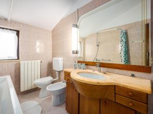Koupelna v ubytování Villa Martimar with pool and hot tub in Istria