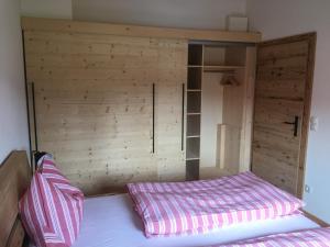 Postel nebo postele na pokoji v ubytování Ferienwohnung Sundratn