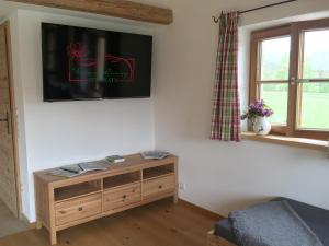 TV a/nebo společenská místnost v ubytování Ferienwohnung Sundratn