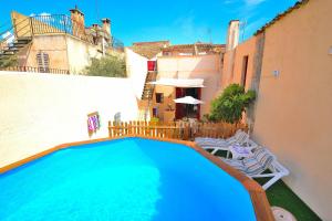 a swimming pool on the side of a building at Casa Es Forn 229 by Mallorca Charme in Petra