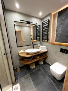 Kúpeľňa v ubytovaní SPA Apartament Jenny Ski&Fun widok na Skrzyczne i skocznię "Skalite" + 31 fotografií