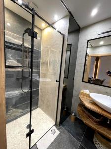 Kúpeľňa v ubytovaní SPA Apartament Jenny Ski&Fun widok na Skrzyczne i skocznię "Skalite"