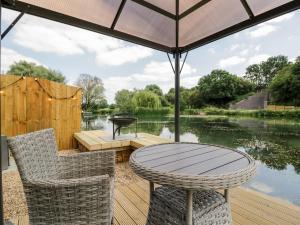 Galeriebild der Unterkunft Oak Lodge At Bridge Lake Farm & Fishery in Banbury