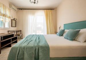 Ένα ή περισσότερα κρεβάτια σε δωμάτιο στο Aegean Villas