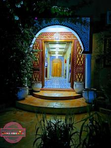 uma entrada para um edifício com uma arcada em Riad Fennec Sahara em Zagora