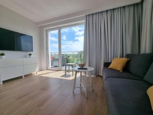 Televízia a/alebo spoločenská miestnosť v ubytovaní Apartament Południowy Gąski - 365PAM