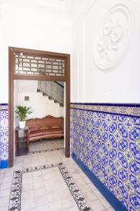 1 dormitorio con azulejos azules y blancos en la pared en Central Lofts, en Santa Cruz de Tenerife