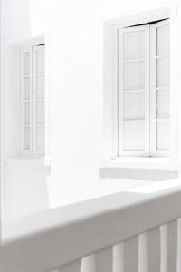 una ventana en una habitación blanca con un alféizar en Central Lofts, en Santa Cruz de Tenerife