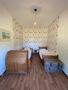 een kamer met twee bedden en een tafel erin bij Landhaus Viezer Mühle in Viez