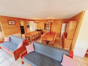 a living room with a couch and a table at Meije 13: Grand duplex proche télésiège, vue panoramique in Les Deux Alpes