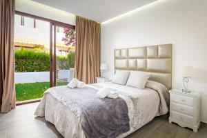Postel nebo postele na pokoji v ubytování Estepona - Playa - Villa de 2 dormitorios con terrazas al lado del mar AL7 + 24 fotografií