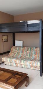 een slaapkamer met een stapelbed met een houten frame bij Soldeu Paradis Tarter Baix in El Tarter