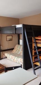 Uma ou mais camas em beliche em um quarto em Soldeu Paradis Tarter Baix