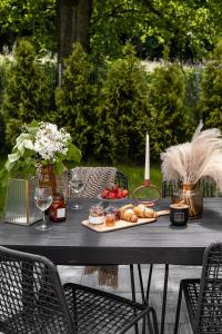 - une table avec de la nourriture, des boissons et des fleurs dans l'établissement ZATORHOUSE, à Zator