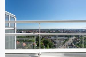 een raam met uitzicht op de stad bij Strandappartementen De Gulden Stroom in Vlissingen