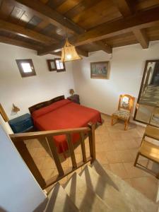 een woonkamer met een tafel en een stoel bij B&B Le Stagioni in Castel del Monte