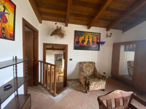 a living room with a chair and a painting on the wall at B&B Le Stagioni in Castel del Monte