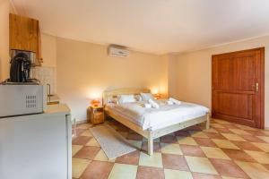 Posteľ alebo postele v izbe v ubytovaní Varázskő Apartman Gyula