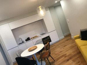 sala de estar con mesa, sillas y sofá en Appartements de Standing - Panate, en Corte