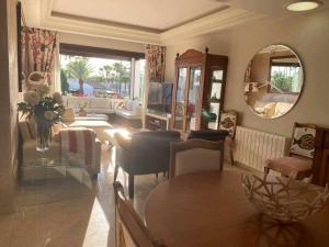 Posezení v ubytování Dúplex de lujo en la playa Estepona Costa del sol